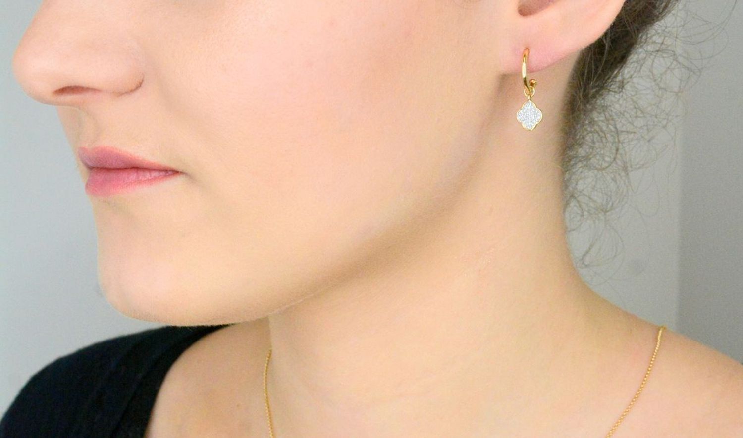 Kolczyki złote damskie wiszące koniczyny z białymi diamentami 585 E86410 Y S  Kolczyki wykonane z żółtego złota próby 585 z Diamentami. Kolczyki idealne na prezent dla każdej kobiety. 1.jpg